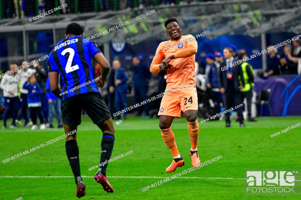 Photo de stock: Milano, Italy. 16th, May 2023. Goalkeeper Andre Onana (24) of Inter seen dancing with Denzel Dumfries (2) after the UEFA Champions League match between Inter.