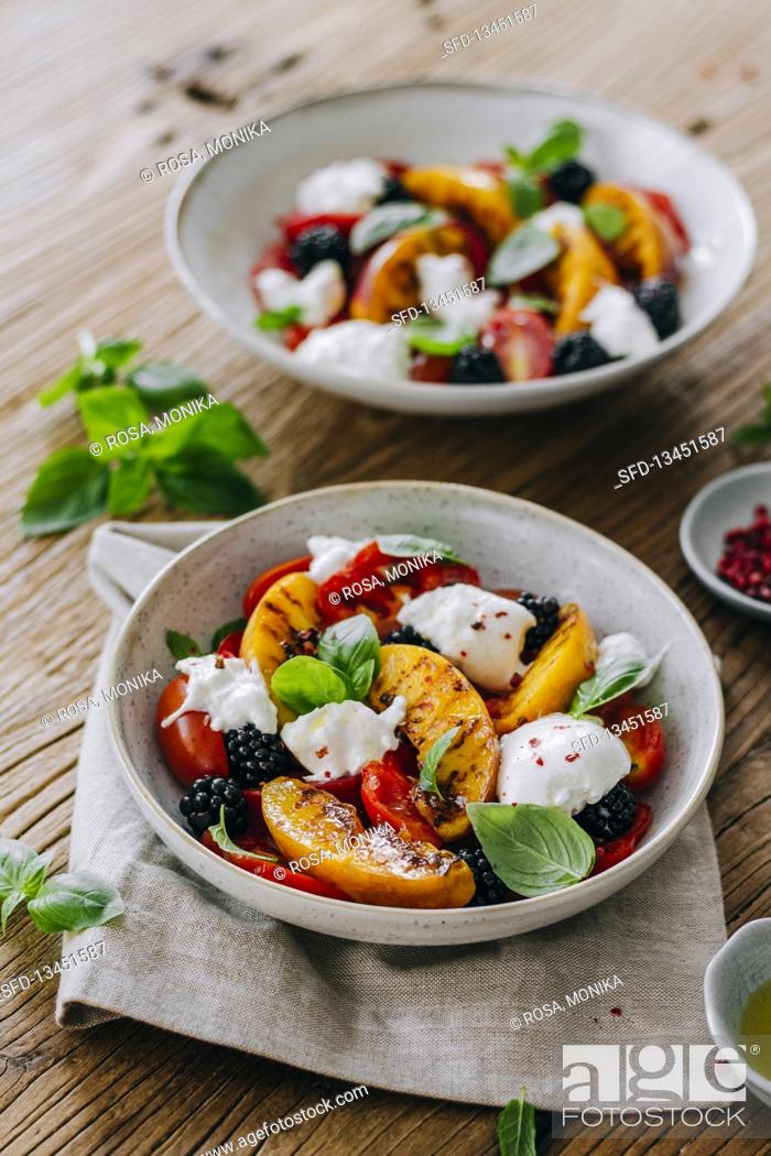 Imagen: Tomato and peach salad with burrata and blackberries.