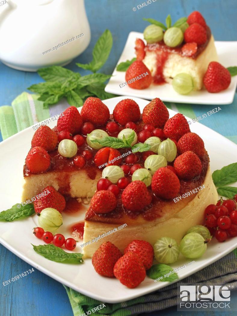 Imagen: Cheesecake tart with strawberries, red currants and gooseberries.