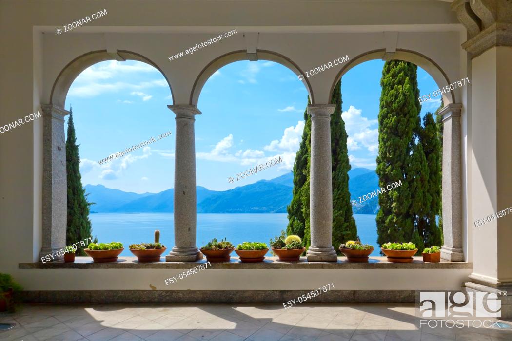 Photo de stock: Blick vom Park der Villa Monastero auf den Comer See in der Nähe von Varenna in Italien.
