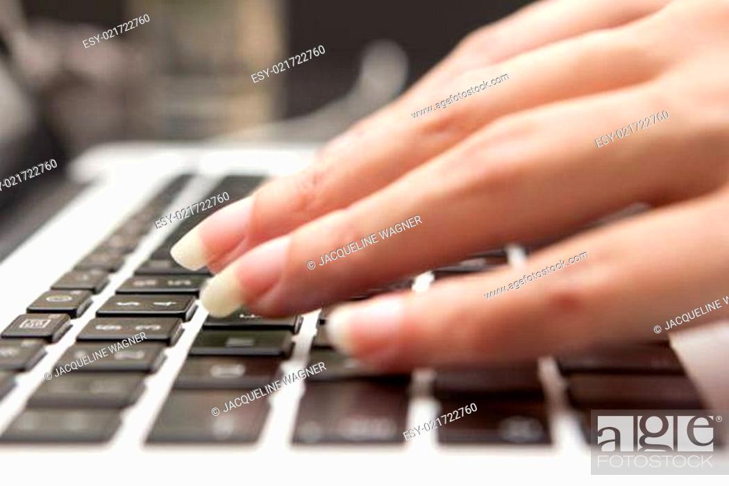 Stock Photo: Hand auf einer Tastatur.