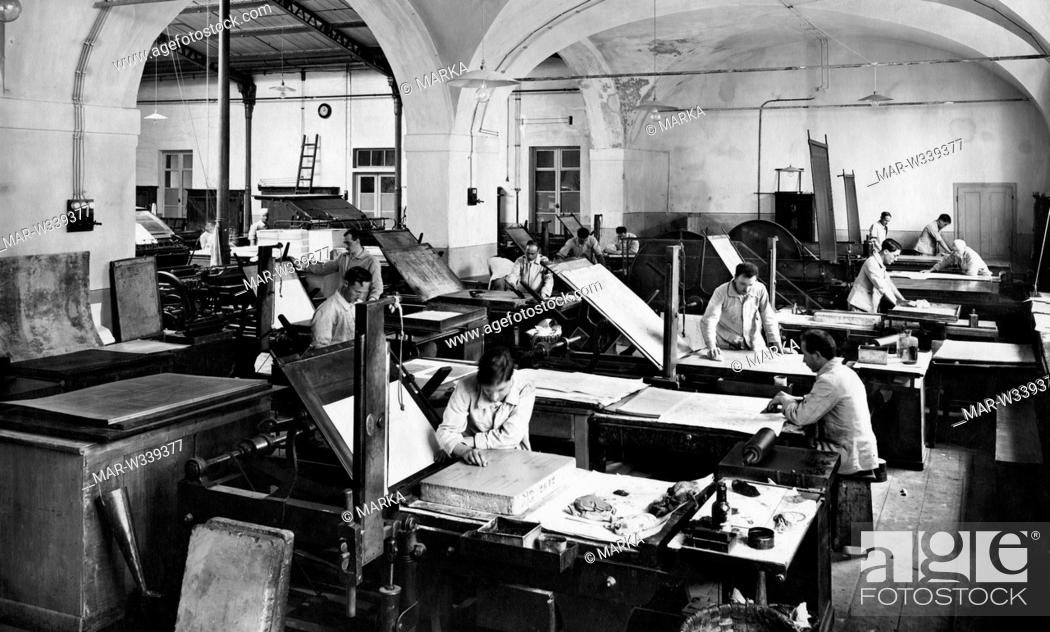 Stock Photo: firenze, uomini a lavoro nel laboratorio di stampa dell'istituto geografico militare, 1900-10 // Florence, men at work in the printing laboratory of the.