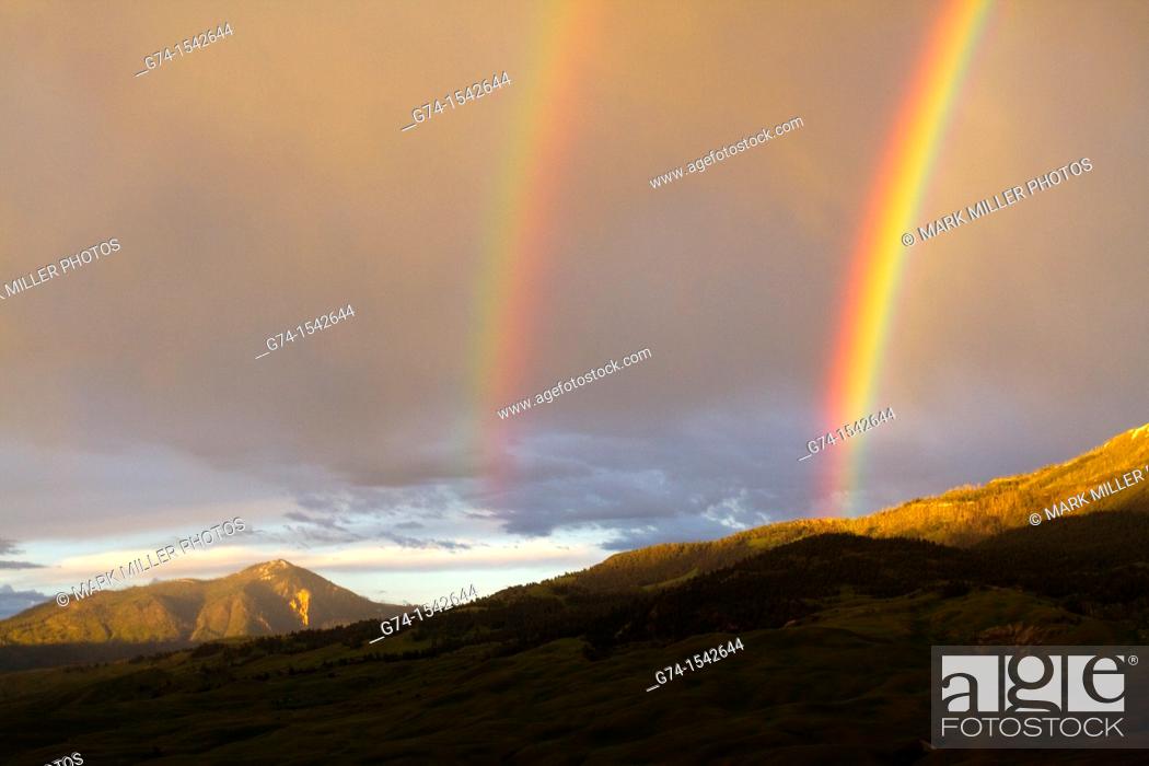 Photo de stock: Double Rainbow in Montana overlooking Yellowstone National Park USA.