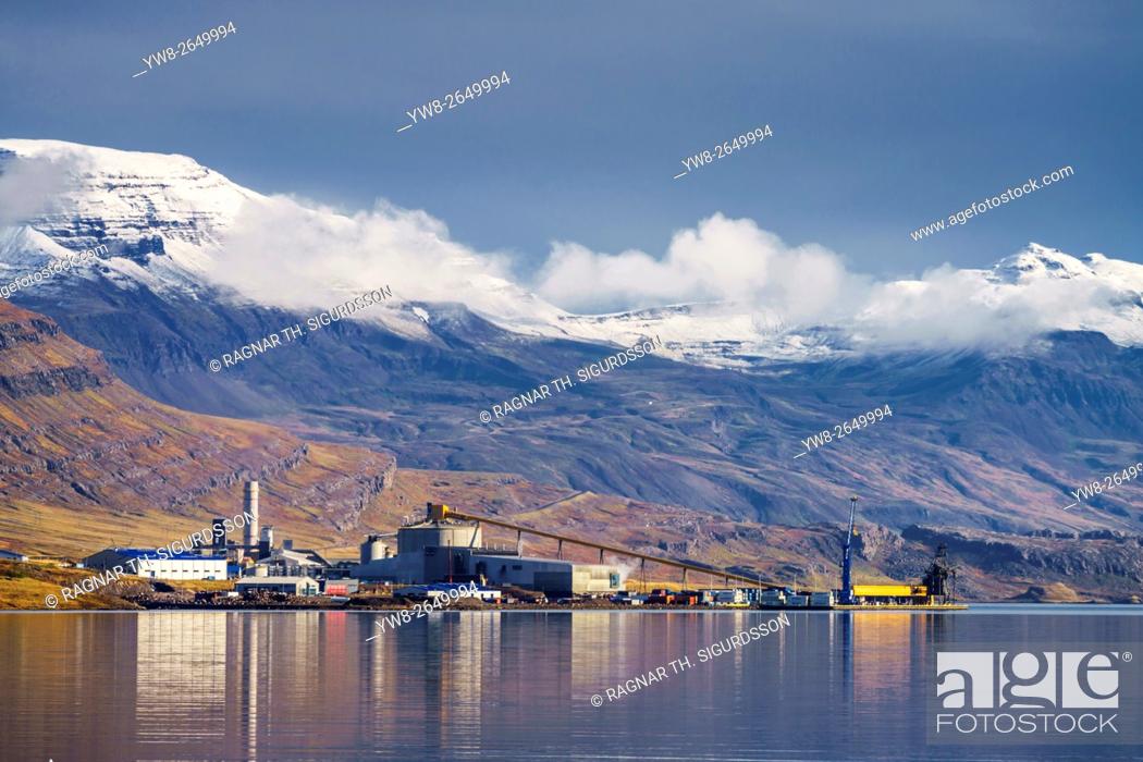 Imagen: Alcoa Aluminum Factory, Reydarfjordur, Eastern Iceland.