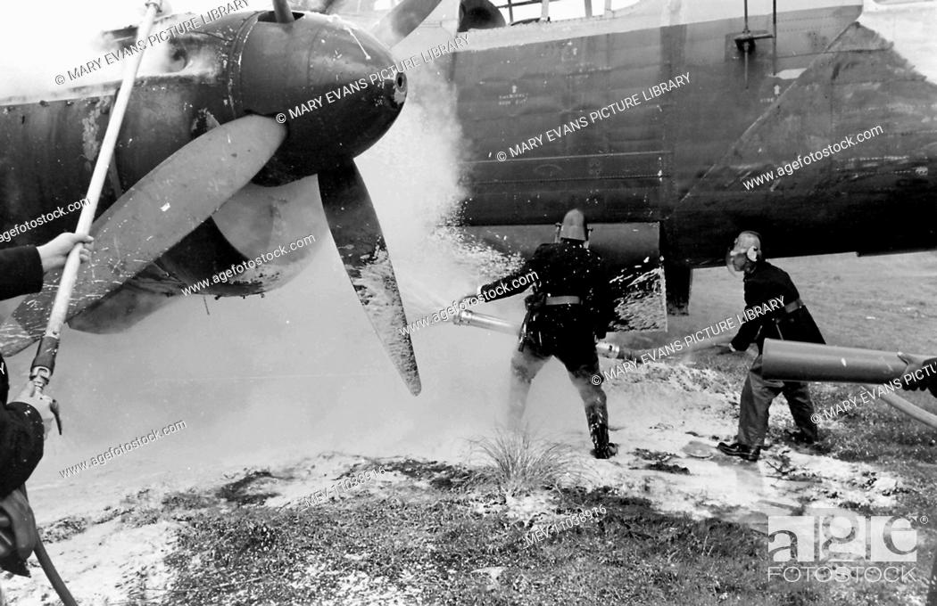 Photo de stock: Aircraft Firefighters’ School based at Stansted, Essex, where men and women from around the world were trained. Old aircraft were deliberately set ablaze to.