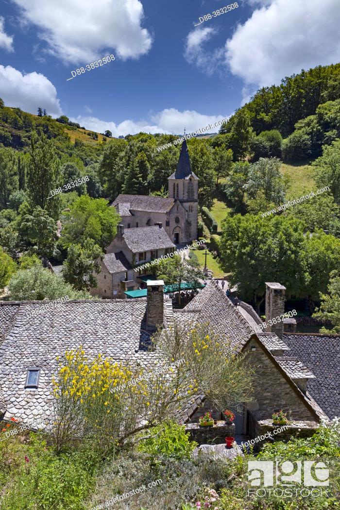 Stock Photo: France, Occitanie Region, Aveyron (department 12), Village of Belcastel, former stage on the road to Saint-Jacques-de-Compostelle.