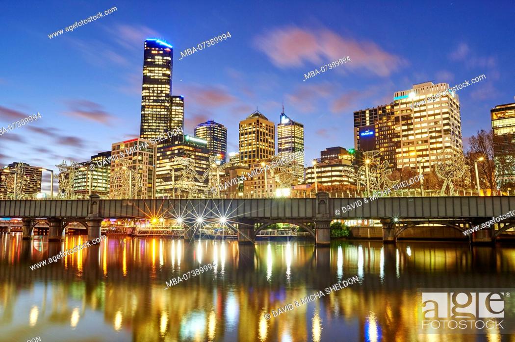 Imagen: Skyline with skyscrapers (Eureka Tower) at the Yarra River, city landscape, Melbourne, Victoria, Australia, Oceania.