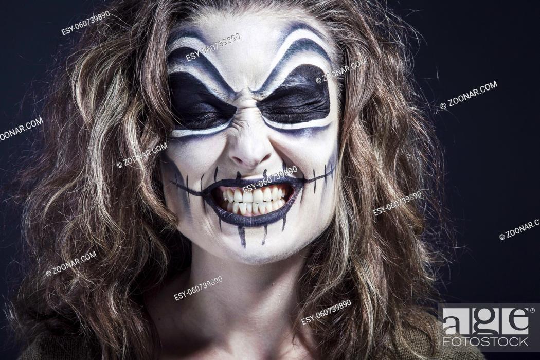 Imagen: Halloween creative make up, smiling.