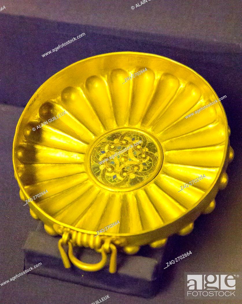Stock Photo: Egypt, Cairo, Egyptian Museum, dishes found in the royal necropolis of Tanis, burial of Wendjebauendjed : gold bowl with a glass paste flower.