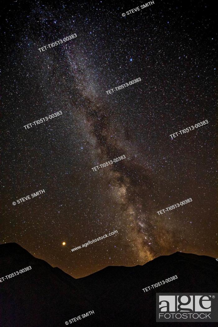 Photo de stock: Milky Way galaxy over mountains.