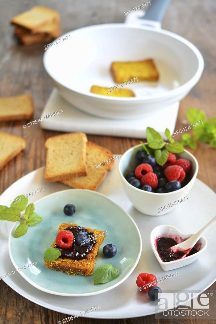 Imagen: Rusk poor knight with jam and fresh fruits on a tray (vegan).