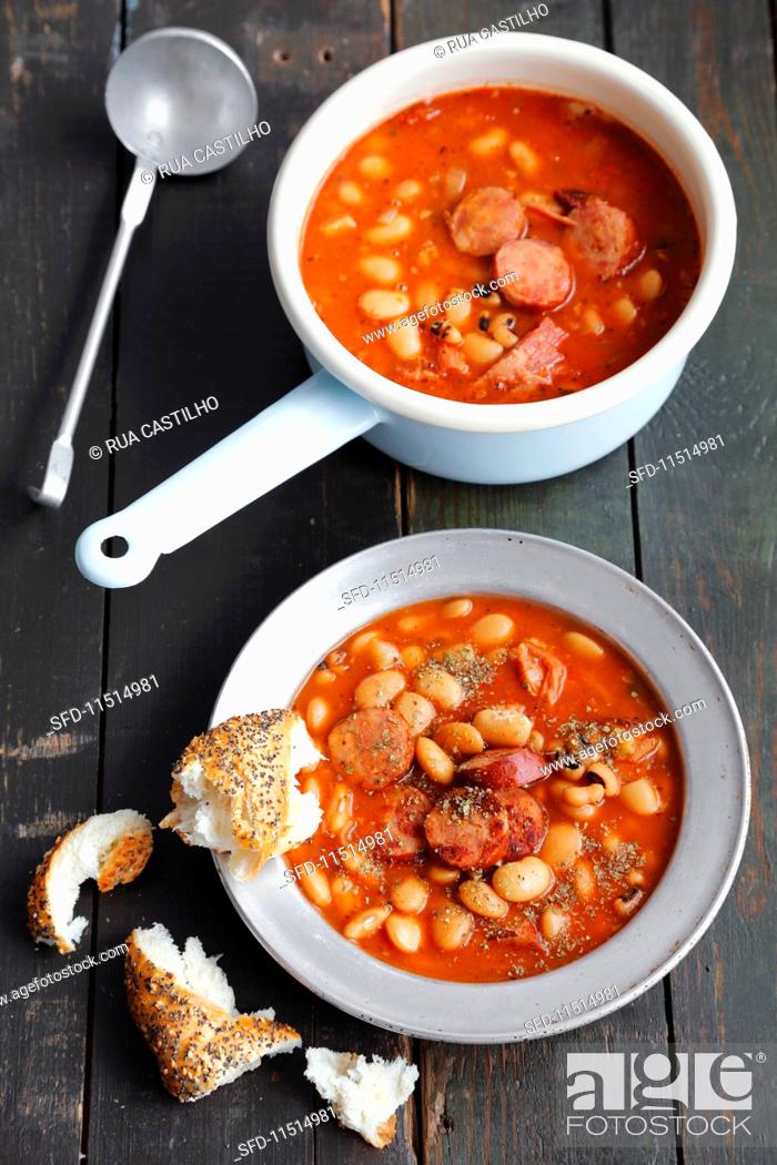 Imagen: Stew with smoked pork belly, sausages, beans and tomatoes.
