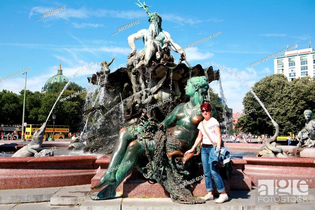 Stock Photo: Neptunbrunnen auf dem Alexanderplatz, Berlin, Deutschland.