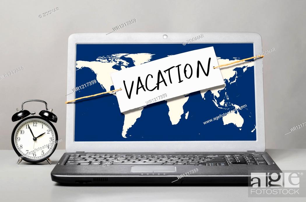 Photo de stock: laptop with vacation note.