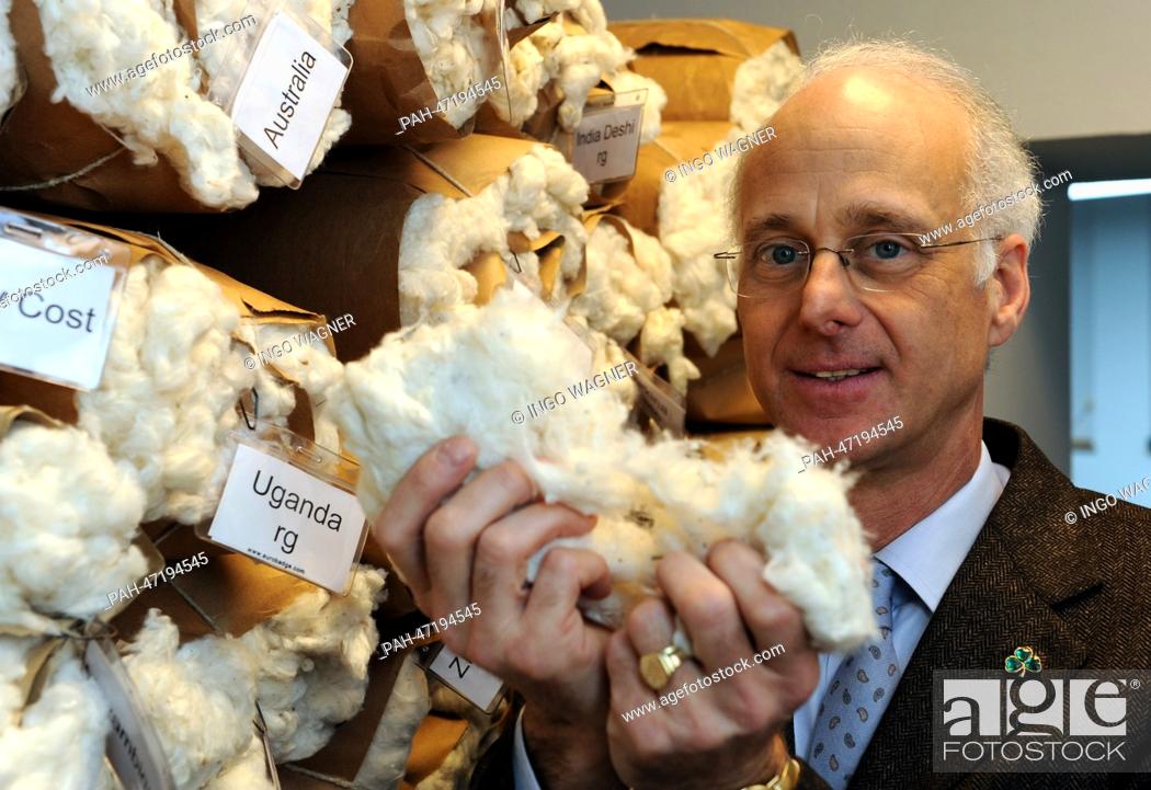 Photo de stock: The President of the Bremen Cotton Exchange, Fritz A. Grobien, is pictured in the sample room in Bremen, Germany, 17 March 2014.