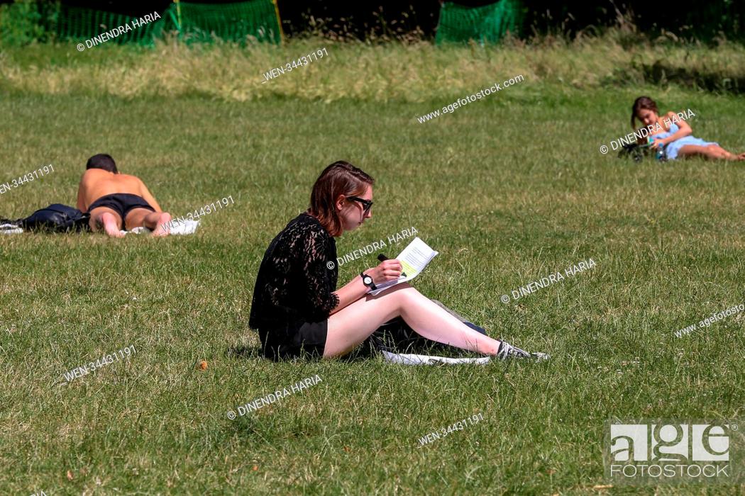 Stock Photo: Tourists and Londoners enjoy hot weather and sunshine in Green Park in Westminster . Featuring: Atmosphere, View Where: London.