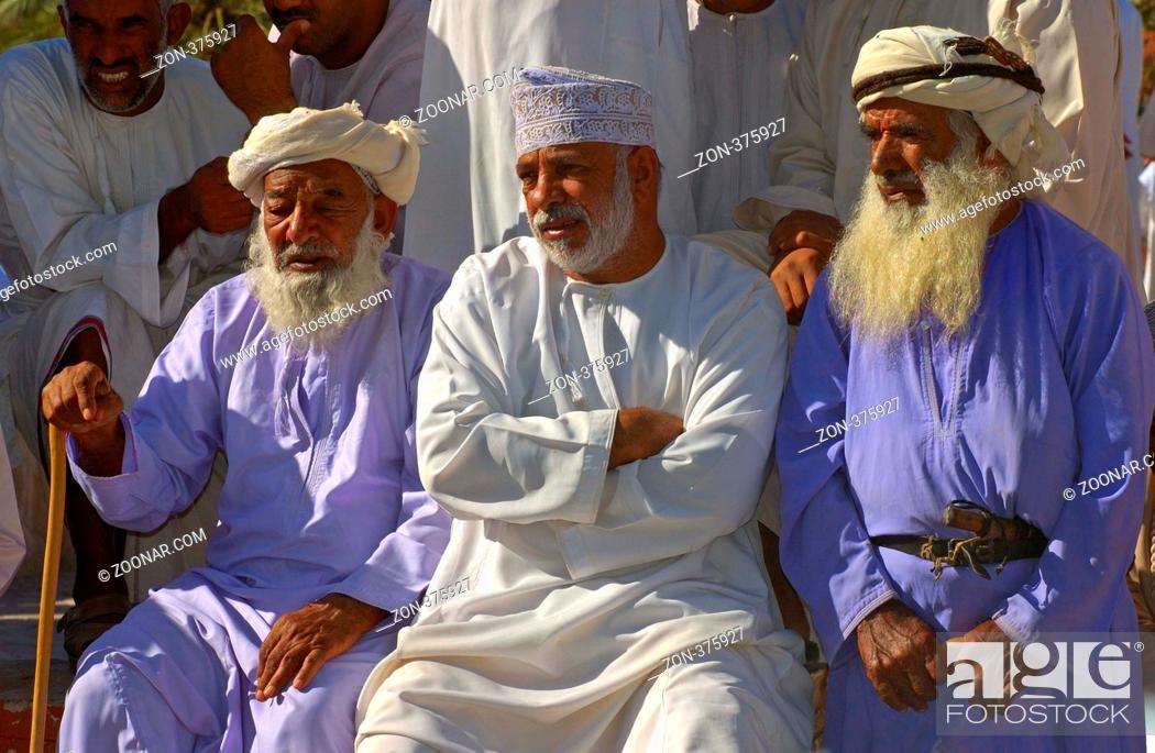Stock Photo: Drei Omani Männer in traditioneller Dischdasch, Thawb Kleidung, Nizwa, Sultanat Oman / Three Omani men wearing traditional dishdashi or thawb robes, clothing.