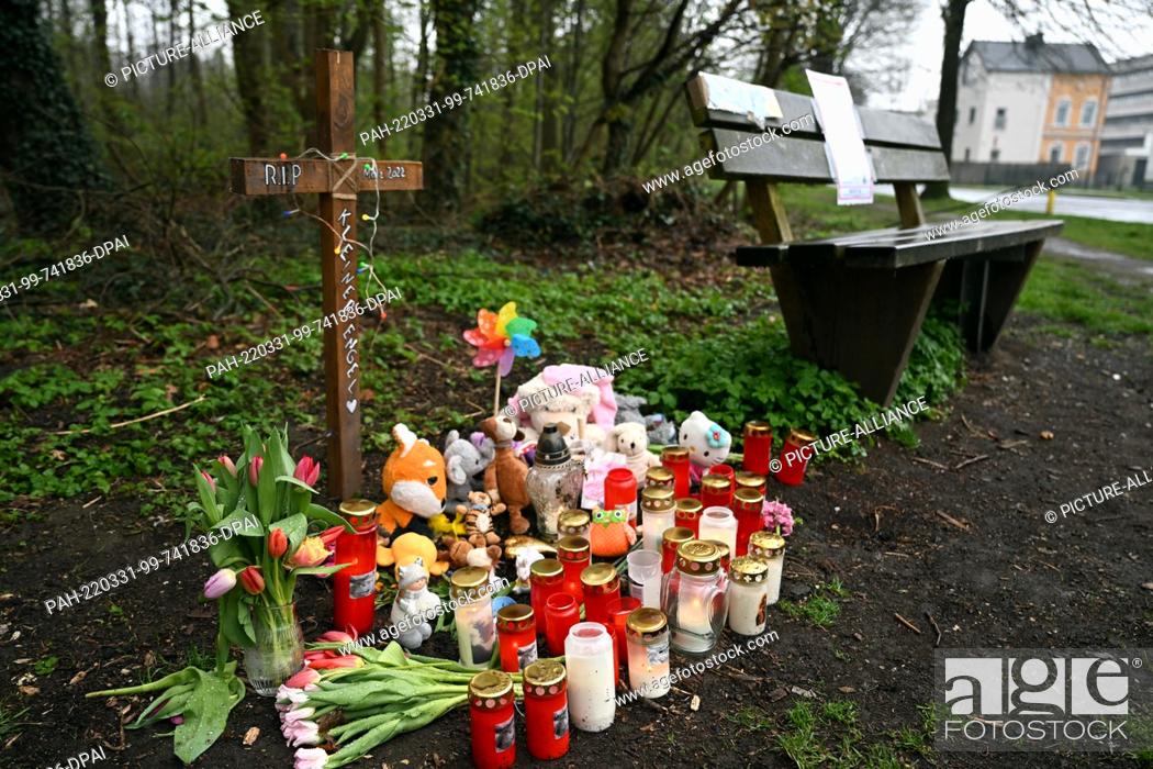 Photo de stock: 31 March 2022, North Rhine-Westphalia, Mönchengladbach: Candles and stuffed animals stand at the site where a newborn baby was found killed.