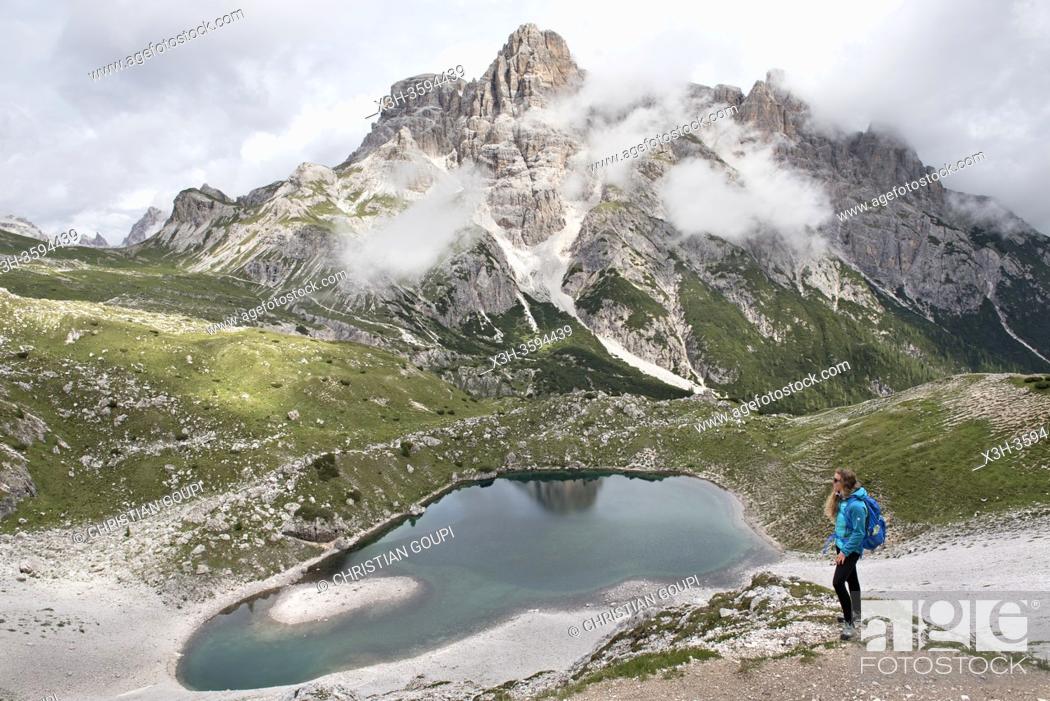 Stock Photo: randonneuse sur un chemin en surplomd du Lago dei Piani inferiore , Parc naturel des Tre Cime (Drei Zinnen), Dobbiaco, Region du Trentin-Haut-Adige.