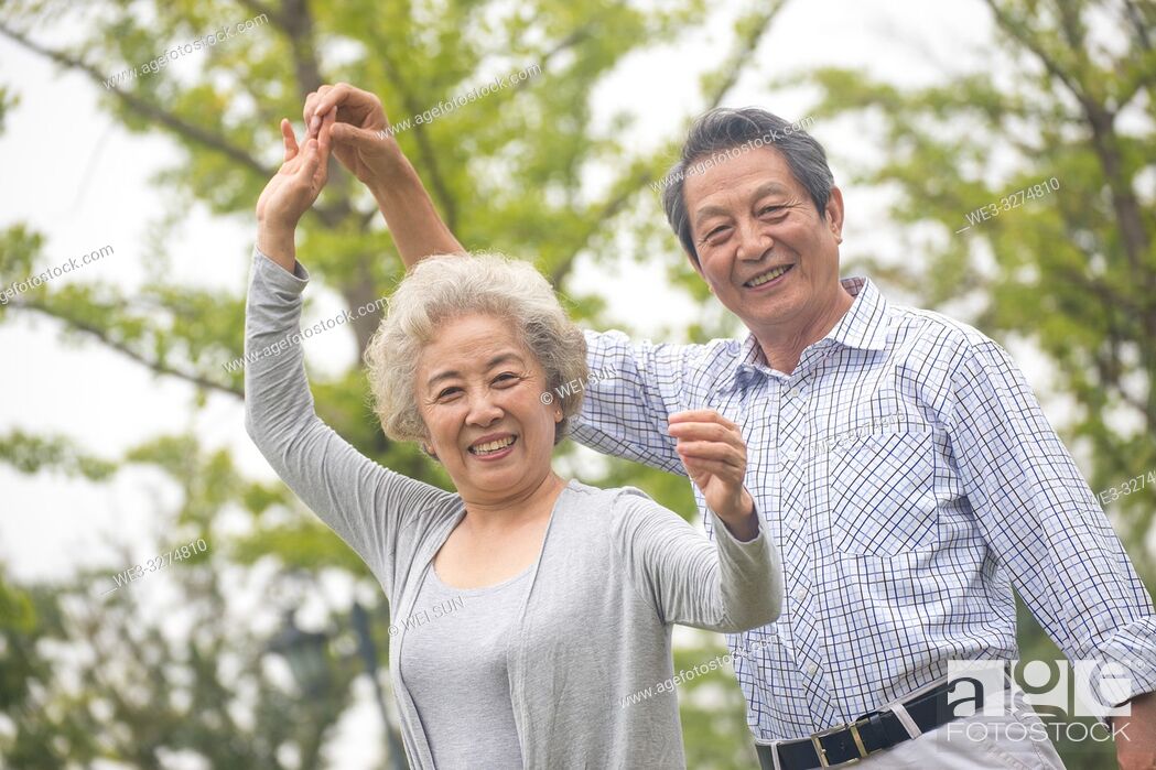 Imagen: Elderly couple outdoors.