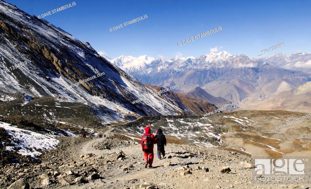Imagen: trekkers descending the Thorung La Pass 5416m in the Annapurna region of Nepal.