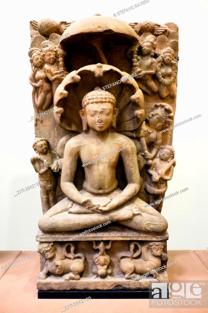Photo de stock: The Jina Parshvanatha (spiritual vector) Sheltered from the storm. 600-700. Sandstone. Central India (Gyaraspur, Madhya, Pradesh).