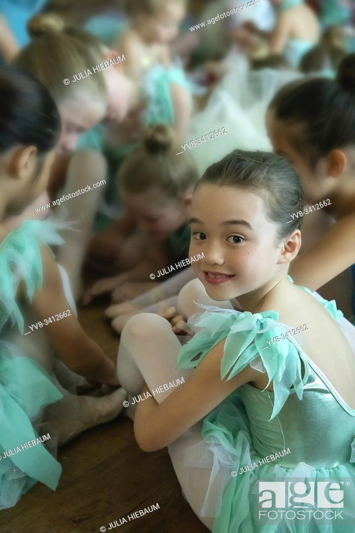 Photo de stock: Young girls before their ballet performance.