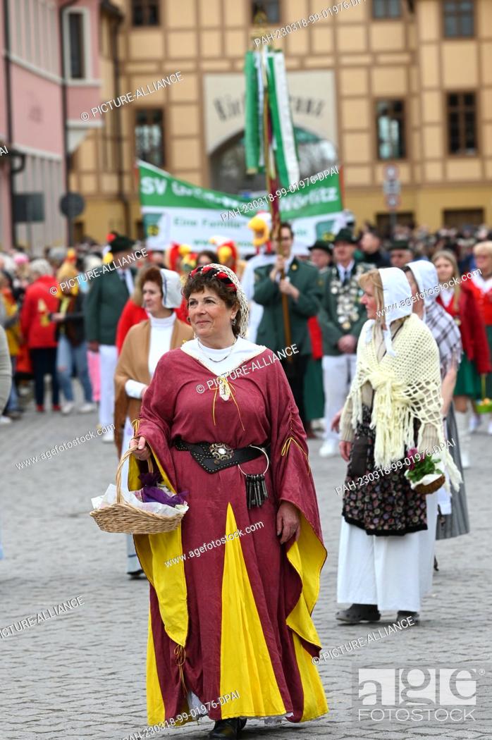 Stock Photo: 18 March 2023, Saxony-Anhalt, Wörlitz: Participants in historical costumes at the parade for the Spring Awakening in Wörlitz.