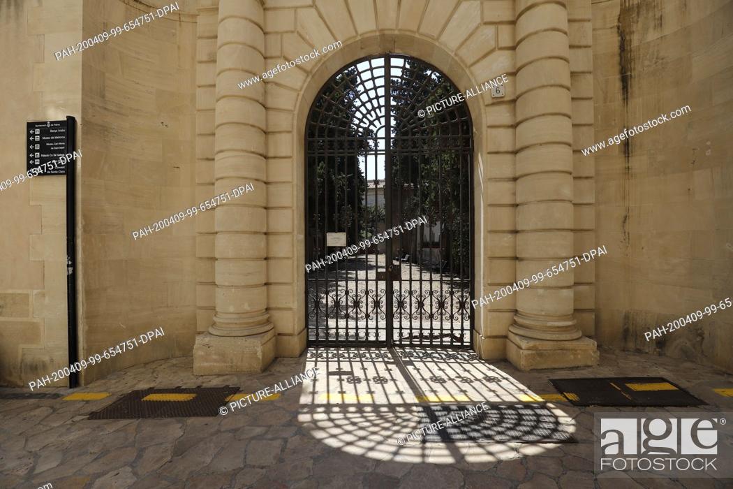 Imagen: 09 April 2020, Spain, Palma de Mallorca: The bishop's garden (Jardí del Bisbe) is closed. In the fight against the coronavirus pandemic.
