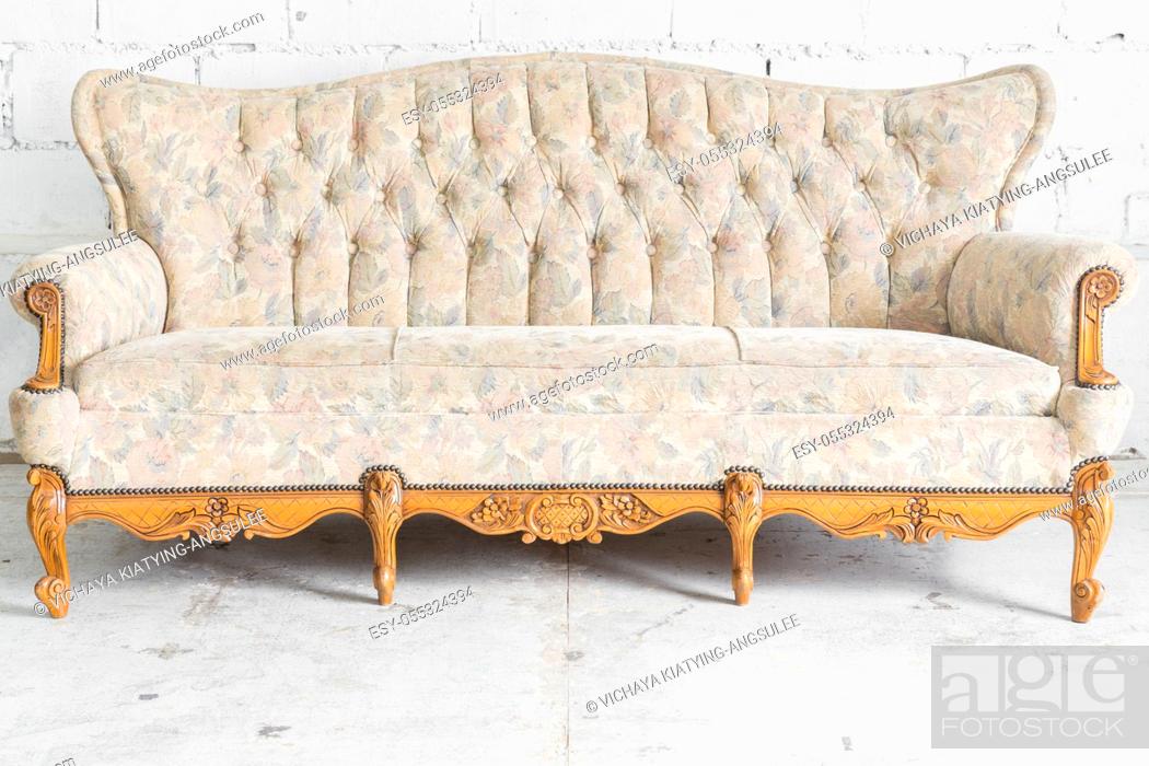Imagen: White Vintage classical style Sofa bed.