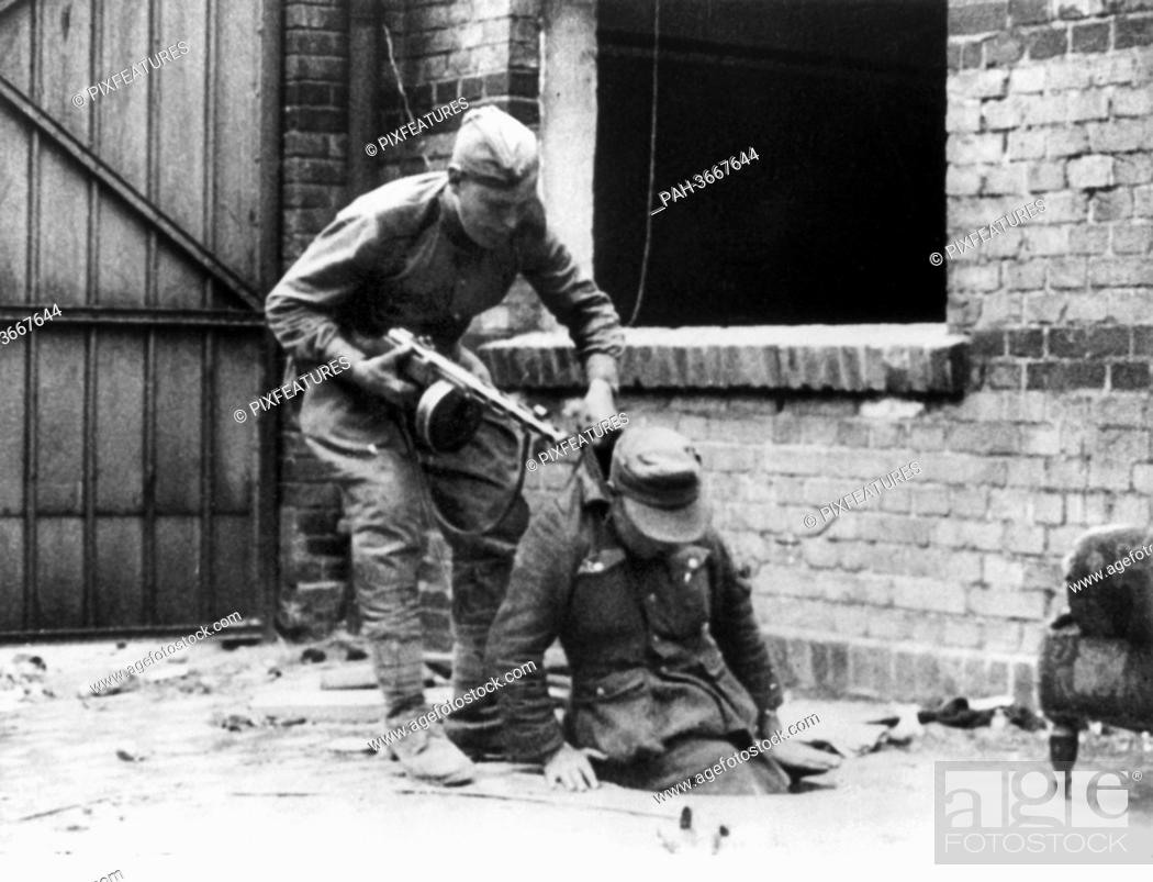 duft binde type Soldiers of the Red Army pull a German soldiers out of a hole, Stock Photo,  Picture And Rights Managed Image. Pic. PAH-3667644 | agefotostock