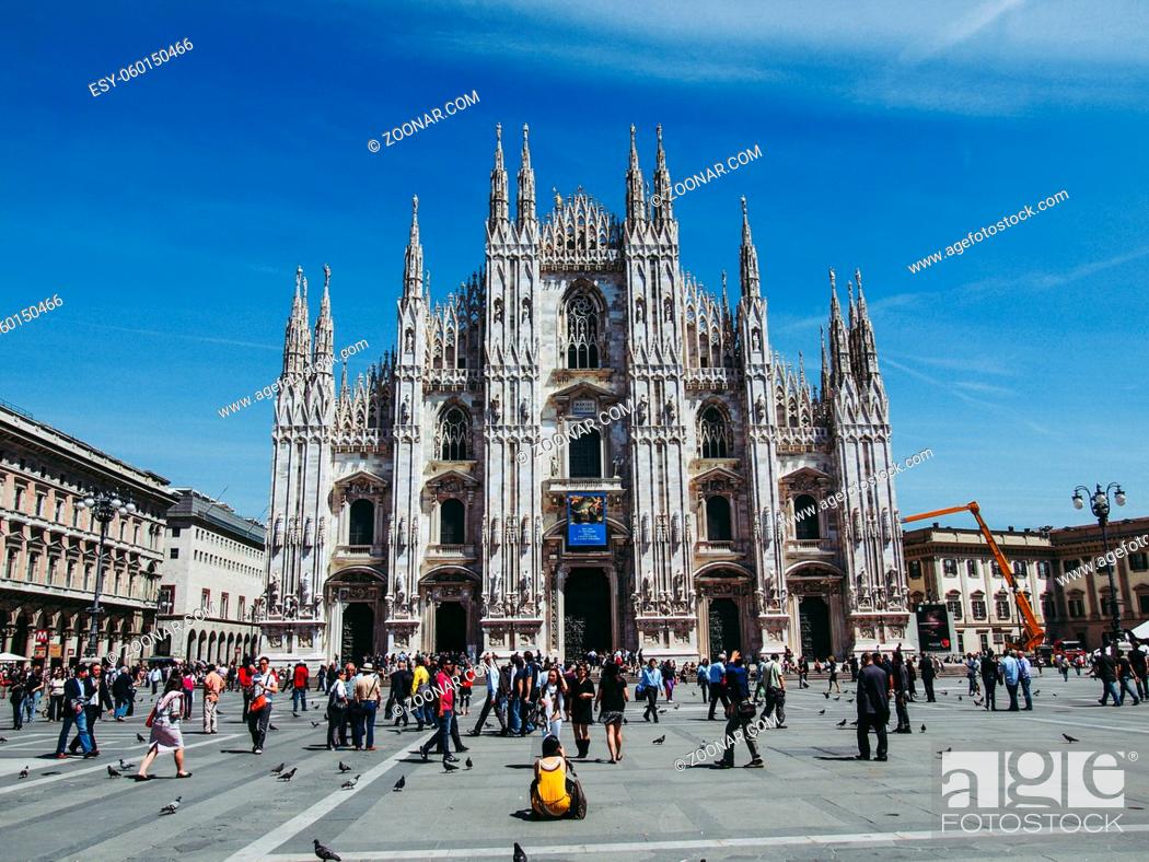 Imagen: MILAN, ITALY - MAY 16: Tourists visitin Piazza Duomo square on May 16, 2011 in Milan, Italy.