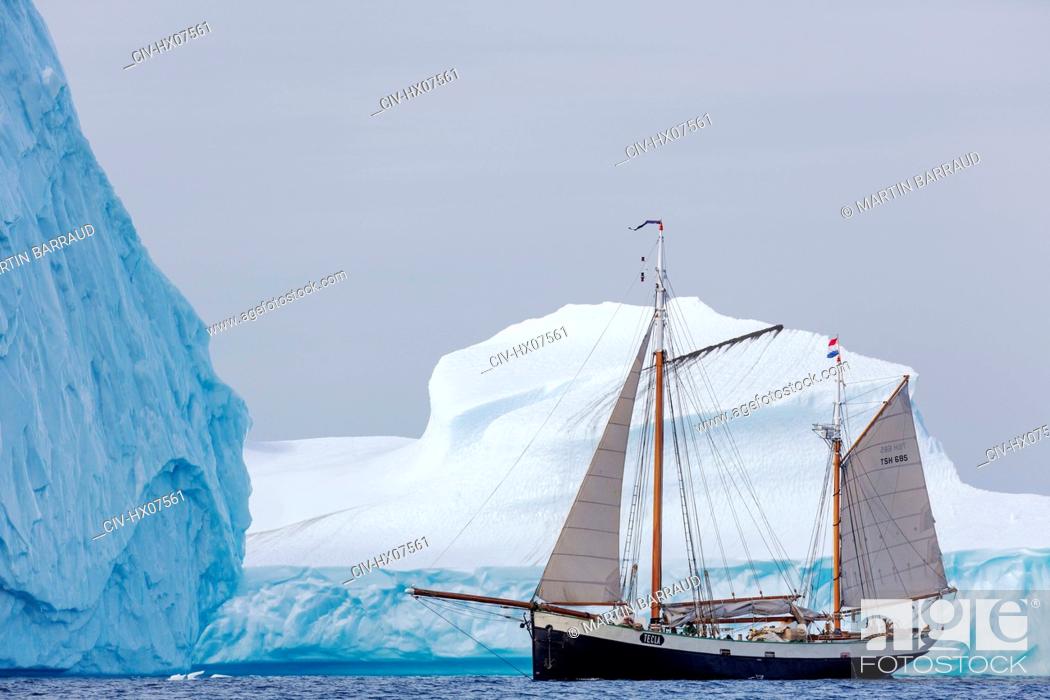 Imagen: Ship sailing past large icebergs Greenland.