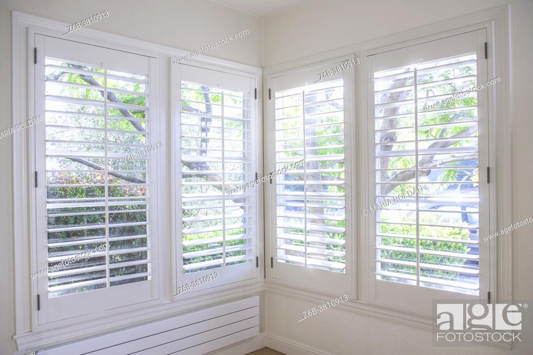 Imagen: View out the window, through the shutters.