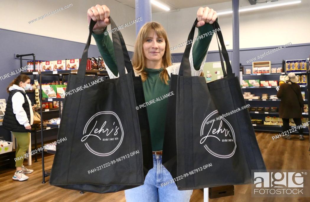 Stock Photo: PRODUCTION - 14 December 2022, US, San Francisco: New owner Hannah Seyfert with Lehr's grocery bags. A German in San Francisco, Hannah Seyfert.