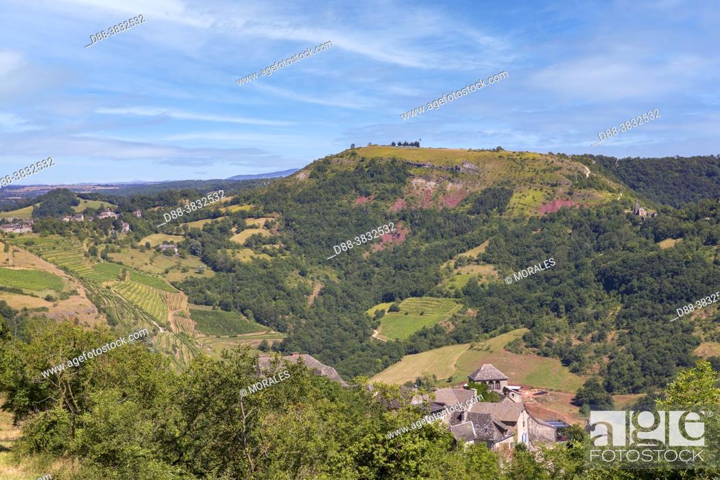 Imagen: France, Occitanie Region, Aveyron (department 12), agricultural region around the village of Clairvaux d'Aveyron, from a hill.