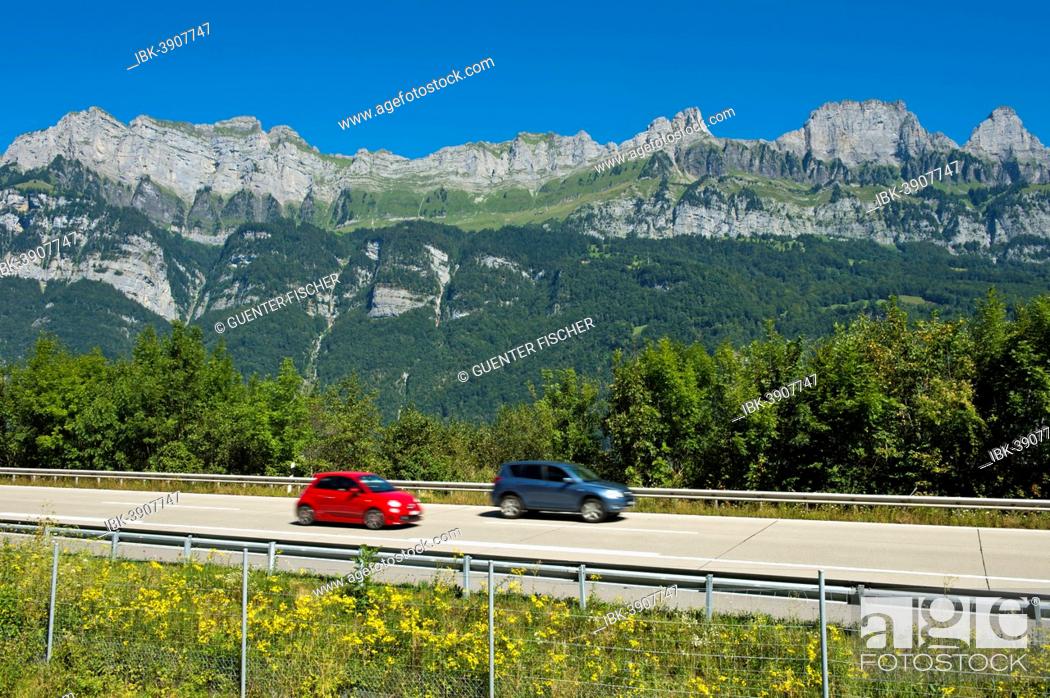 Imagen: Vehicles on the A3 motorway in front of the Churfirsten range near Lake Walen, Canton of St. Gallen, Switzerland.
