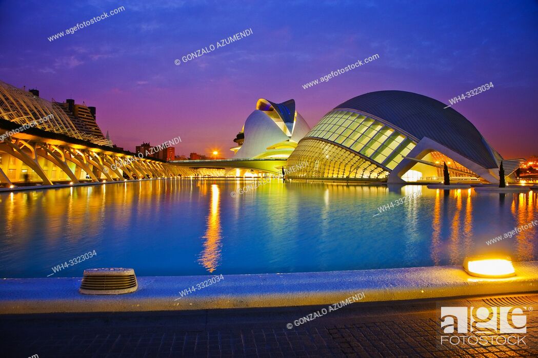Imagen: In the foreground Hemisferic. In the background Queen Sofia Arts Palace. . City of Arts and Sciences . Architect Santiago Calatrava. Valencia.