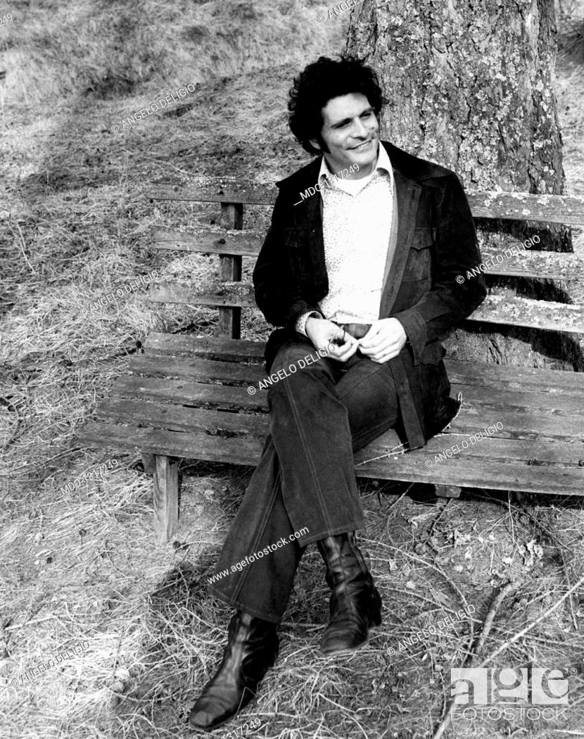 Stock Photo: Tony Musante posing. The American actor Tony Musante (Anthony Peter Musante) posing smiling in a park. Cortina, 1970s.
