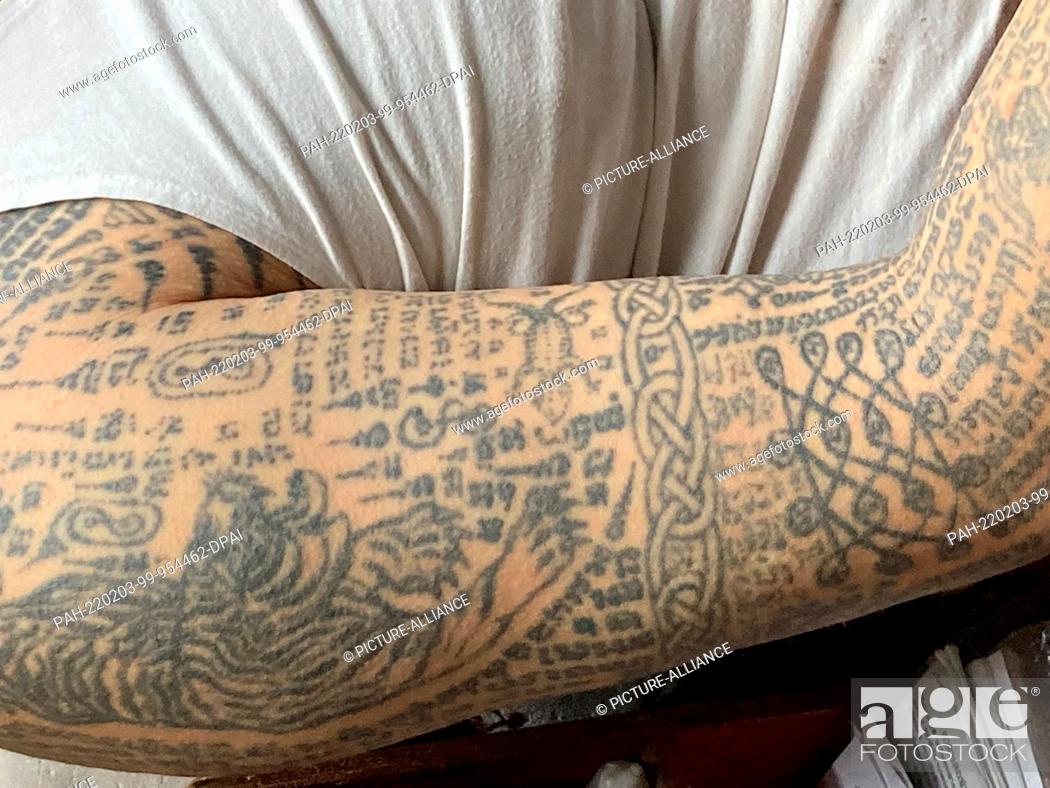PRODUCTION - 17 January 2022, Thailand, Bangkok: The arm of the tattoo master Ajarn Neng tattooed..., Foto de Stock, Imagen Derechos Protegidos Pic. PAH-220203-99-954462-DPAI