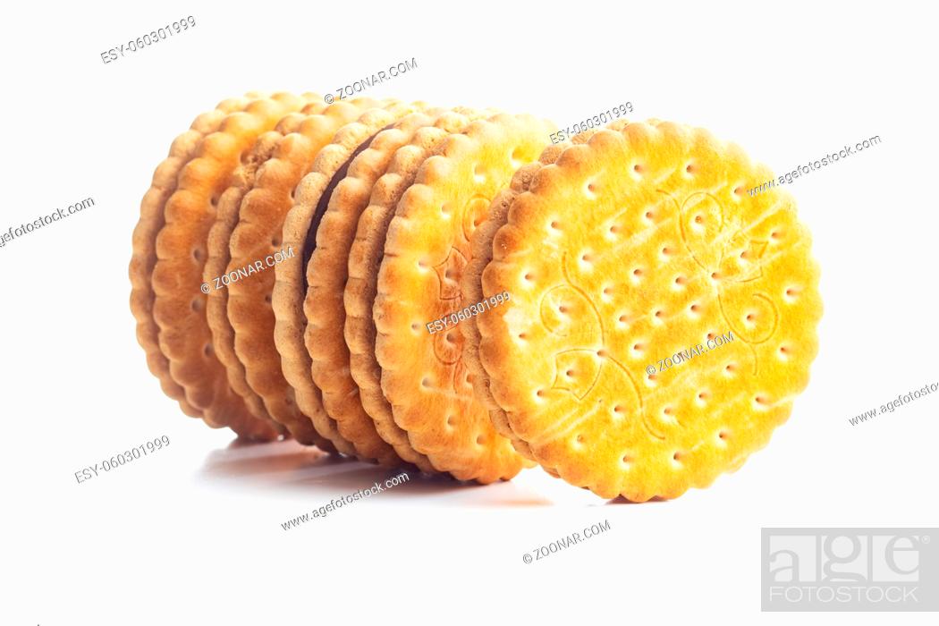 Imagen: Sweet sandwich cookies isolated on white background.