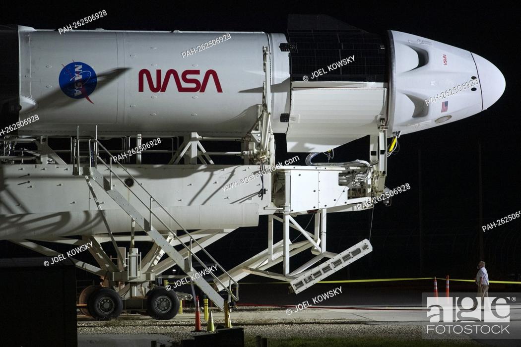 Photo de stock: A SpaceX Falcon 9 rocket with the company's Crew Dragon spacecraft onboard is seen as it is rolled out to the launch pad at Launch Complex 39A as preparations.