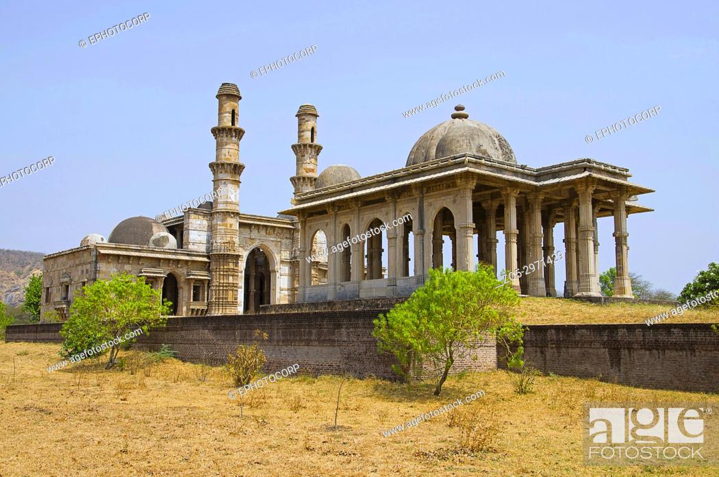 Photo de stock: Outer view of Kevada Masjid (Mosque), has minarets, globe like domes and narrow stairs, Built during the time of Mahmud Begada.