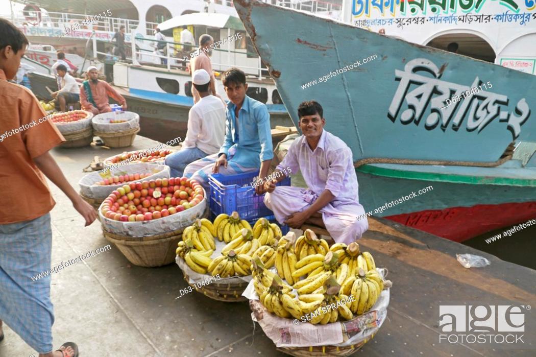 Photo de stock: Main boat jetty, fruit sellers, Buriganga River, Dahka, Bangladesh.
