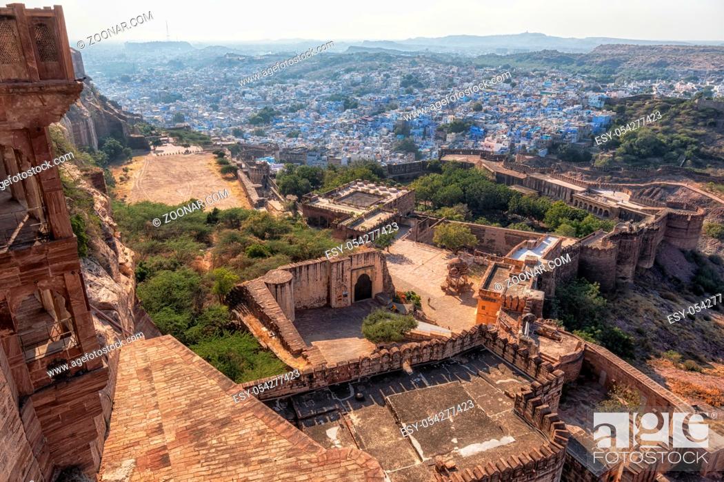 Photo de stock: the view of blue city of jodhpur and mehrangarh fort walls. Taken in Rajasthan, India.