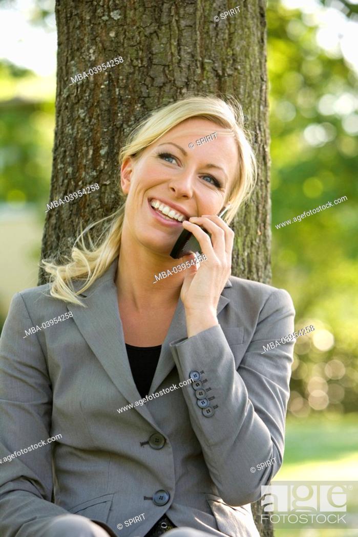 Stock Photo: Woman, young, blond, mobile phone, smile, phoning, sit, log, lean, half portrait,.
