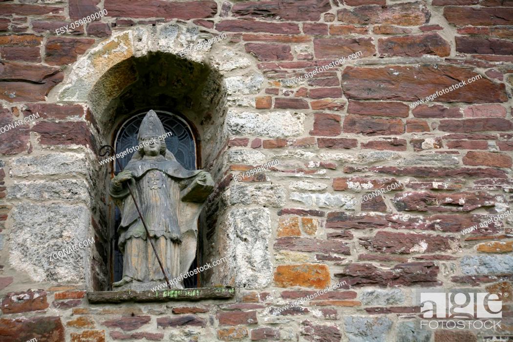Photo de stock: Die Statue des Namensgebers der romanischen Kilianskirche in Lügde (Kreis Lippe, NRW).