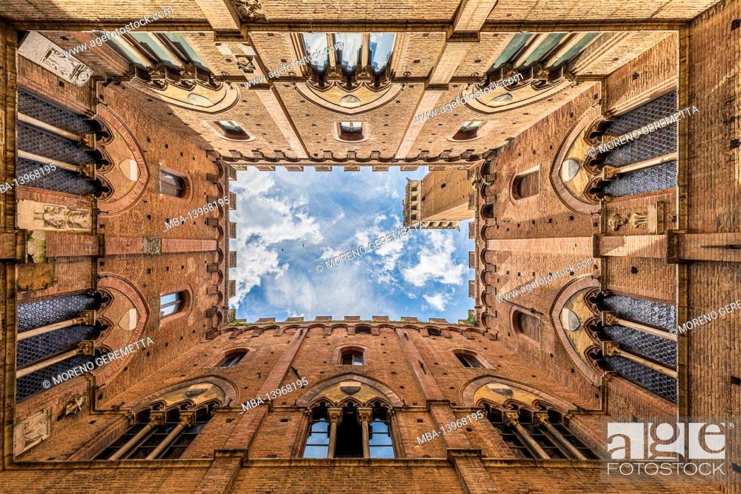 Imagen: Siena, Piazza del Campo, the Torre del Mangia and Palazzo Pubblico, Tuscany, Italy.