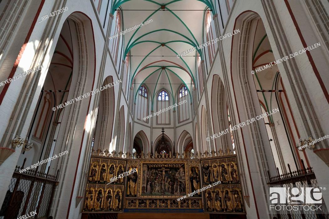 Stock Photo: Gothic ceiling vault, winged altar with crucifixion, Schwerin Cathedral, Schwerin, Mecklenburg-Western Pomerania, Germany.