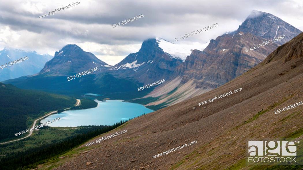 Stock Photo: Panoramic image of the Bow Lake, surrounded bei mountain peaks of the Rocky Mountains, Banff National Park, Alberta, Canada.